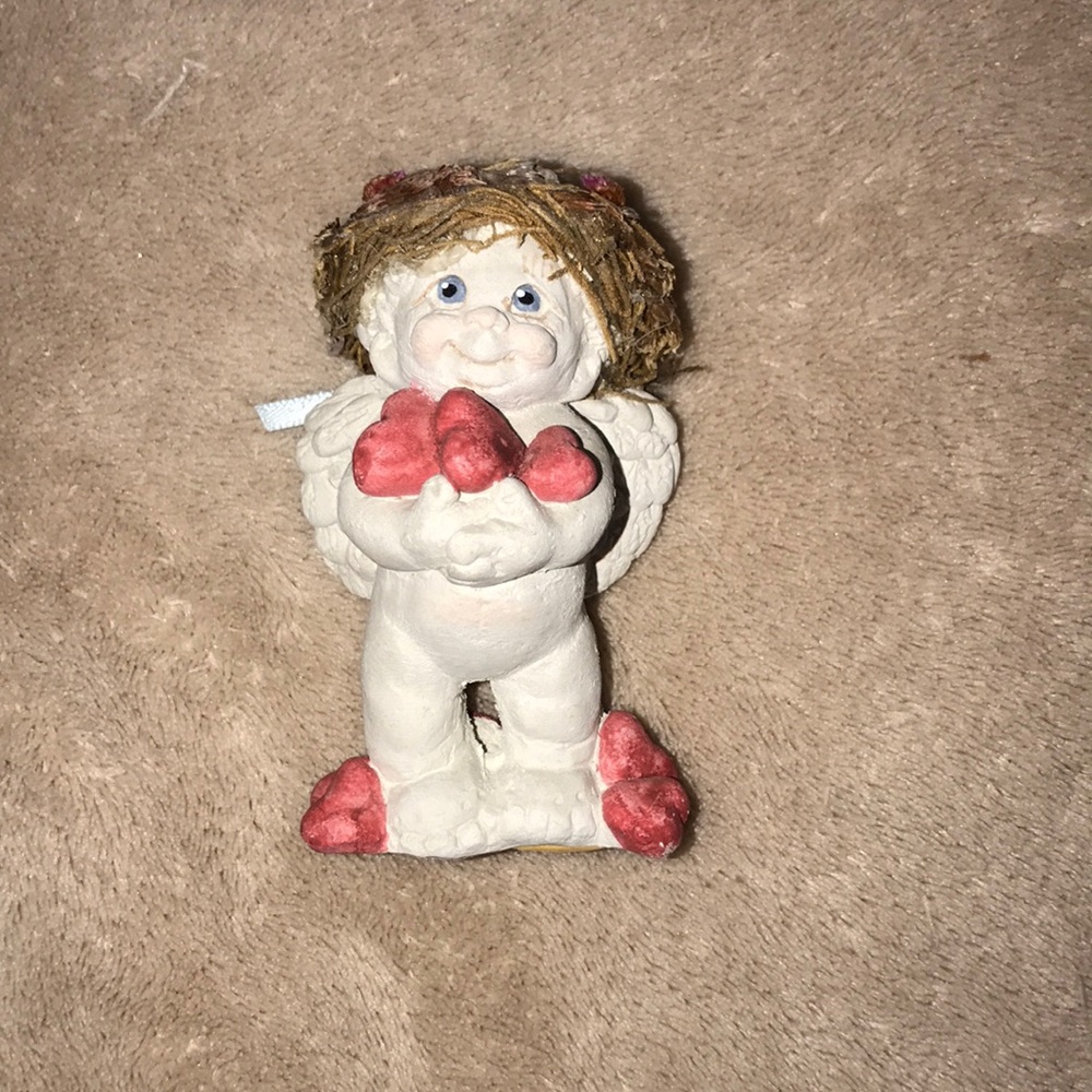 Cast art 1991 Cherub 👼 figure holding hearts 💕